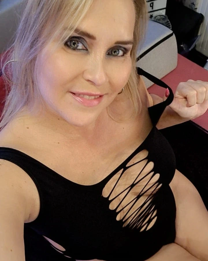 JuliaPink:Lasst uns diese Woche richtig Spaß haben! Schreib mir doch mal wieder versaute Nachrichten! 😏💋