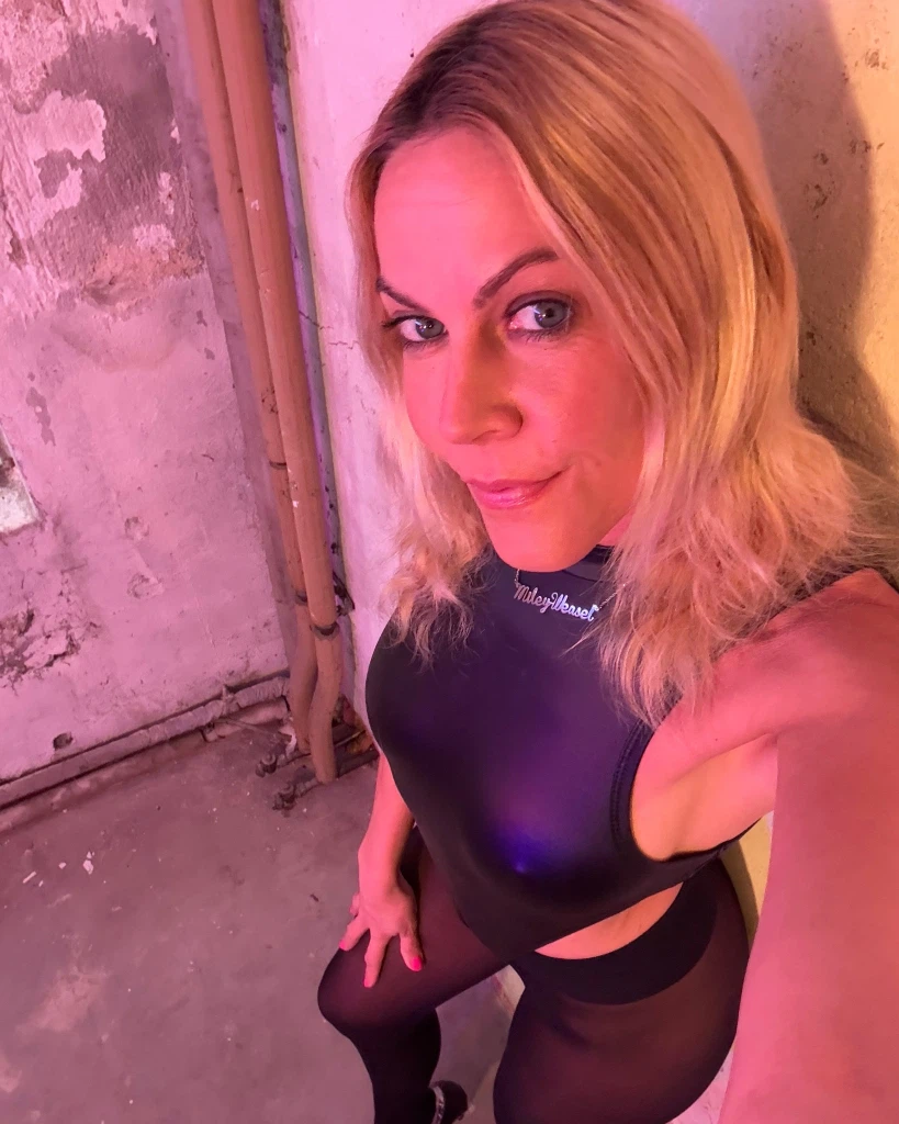 Miley-Weasel:Na..was machst du… Miley-Weasel:Na..was machst du…