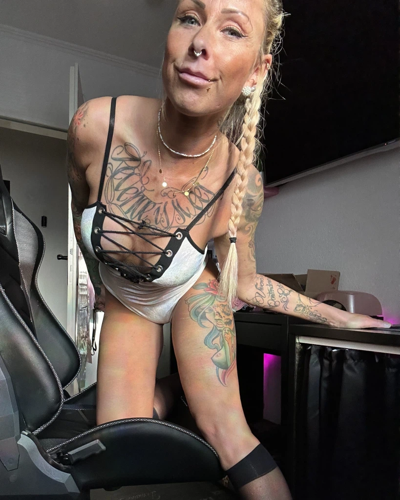 AnniAngel:Na mein Hübscher, ich wünsche dir einen zauberhaften Start in den Tag😋