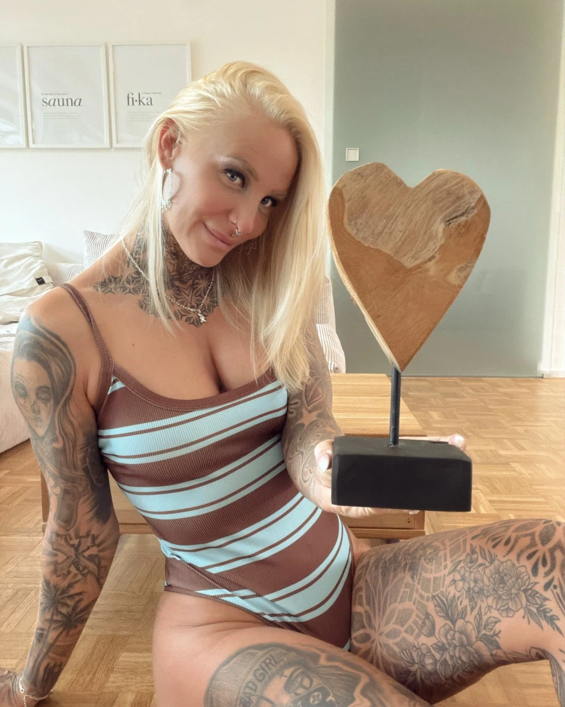 Lara-CumKitten: Lara-CumKitten: