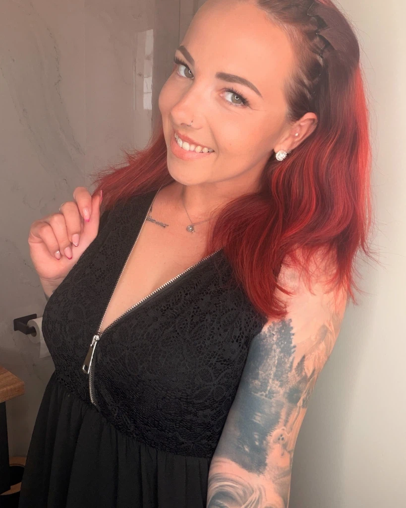 NinaDevil:Jetzt ONLINE und ich hoffe du schaust dir mein DATING Video von heute morgen an!  Lass mich danach auch gerne Wissen was du mit mir angestellt hättest!
