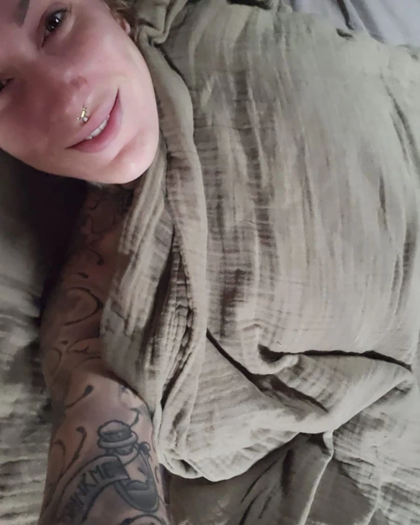 Mira-Grey:Guten Abend, mein Schatz 😘. Lust, mir die Decke wegzuziehen? 😏 Mit viel Glück trage ich nämlich keinen BH. 😈🔥