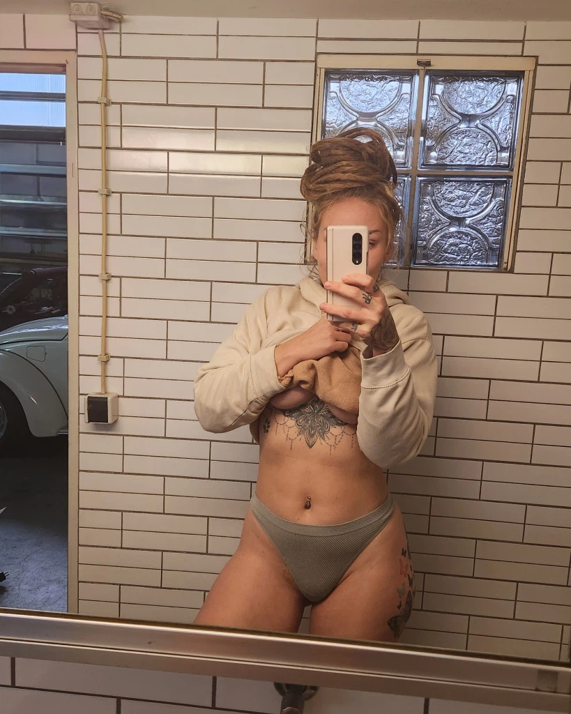 Mira-Grey:Hoodie hoch, Brüste raus – fest und bereit. Mein Körper wartet darauf, erkundet zu werden. Spür die weiche Haut und stell dir vor, wohin deine Hände gehen könnten. Kannst du widerstehen? 😈