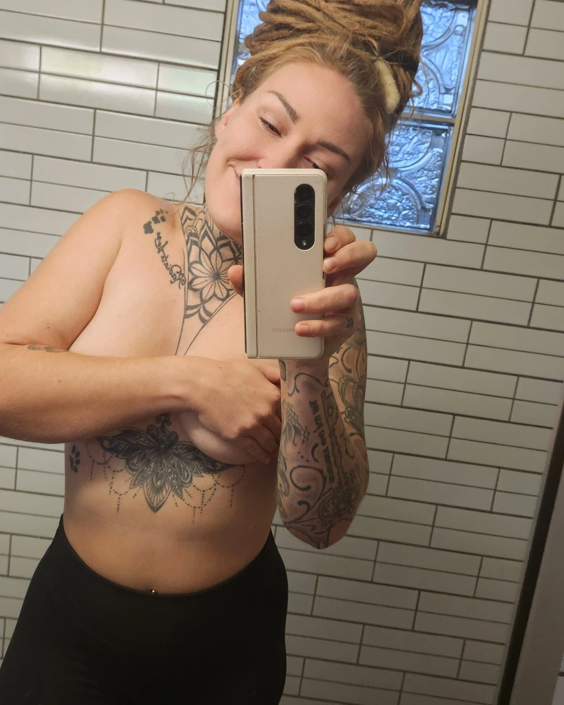 Mira-Grey:Ich liebe es, wie meine Hände meine Brüste umschließen... 😈 Fühlt sich verdammt gut an. Stell dir vor, du wärst hier, um selbst Hand anzulegen... 🔥