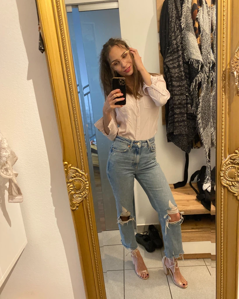 MaryWet:Brille, Bluse und zerrissene Jeans 😏 MaryWet:Brille, Bluse und zerrissene Jeans 😏