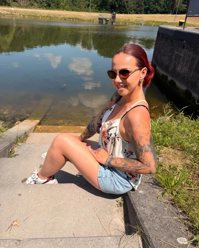 NinaDevil:Na wer kommt mit mir Baden ? NinaDevil:Na wer kommt mit mir Baden ?