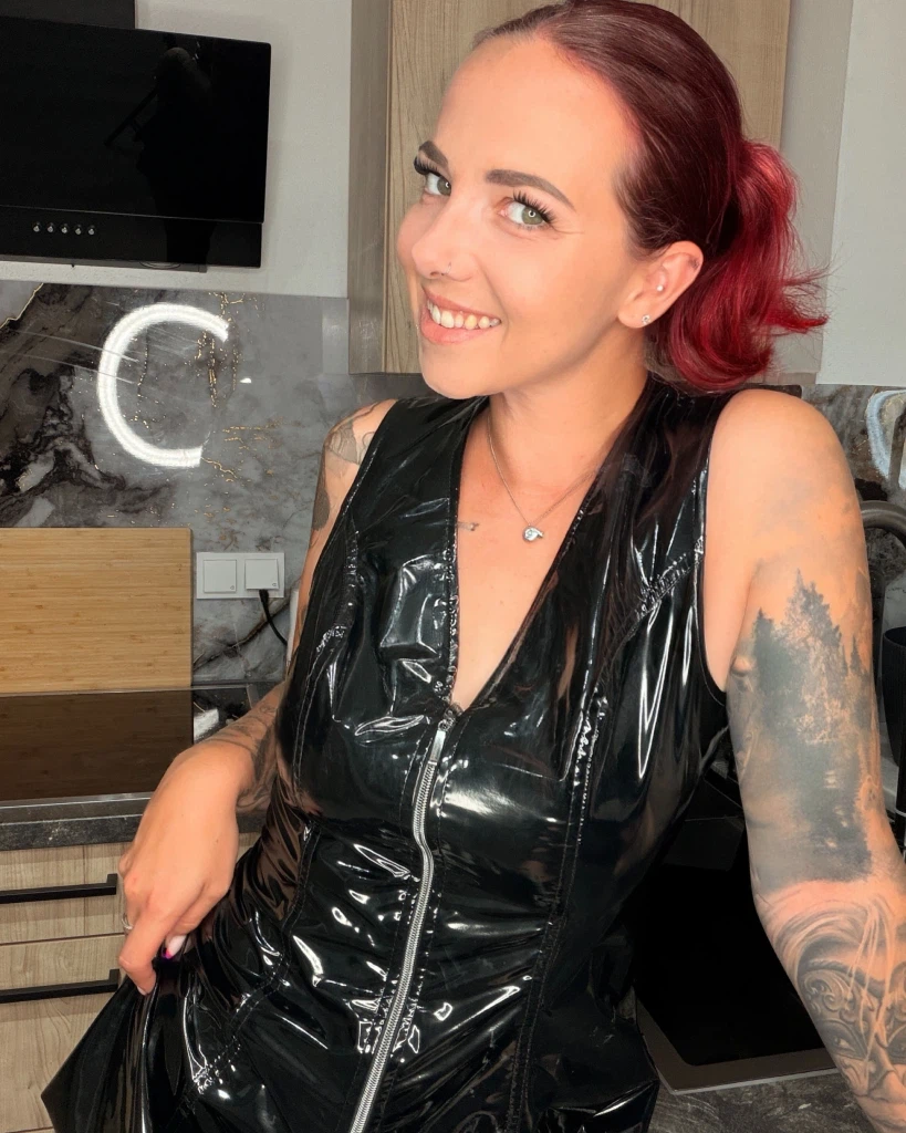 NinaDevil:Wie findest du LACK latex und leder? NinaDevil:Wie findest du LACK latex und leder?