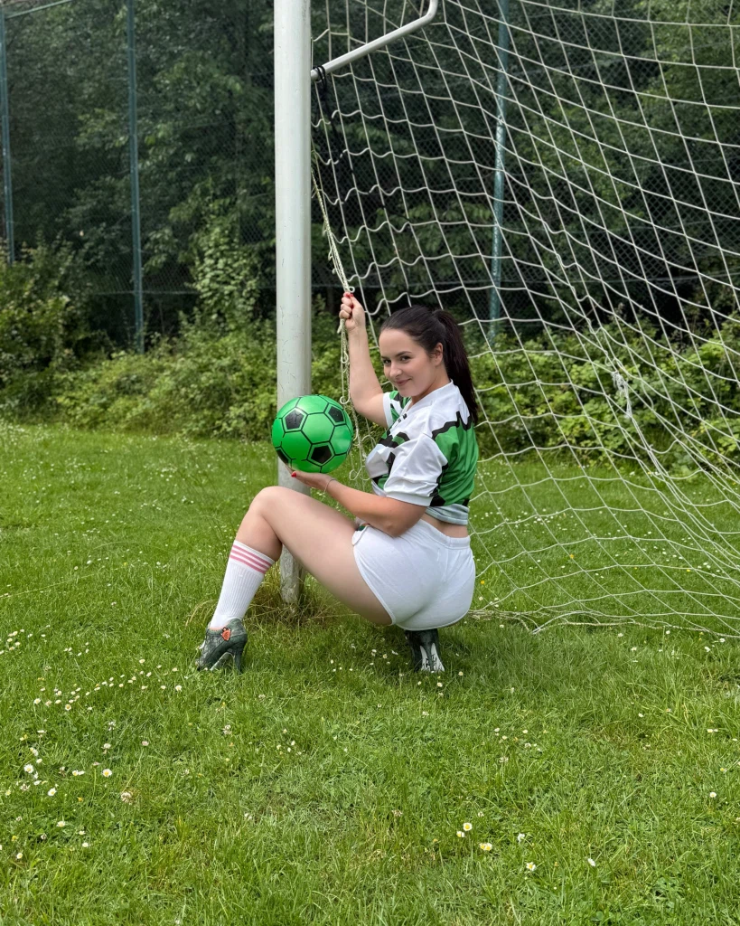 EmmaSecret:❤️Hey Ihr Süßen🫶🏻 VisitX hat zur WM ein geiles Kickspiel gestartet und ich bin voll dabei! EmmaSecret:❤️Hey Ihr Süßen🫶🏻 VisitX hat zur WM ein geiles Kickspiel gestartet und ich bin voll dabei!