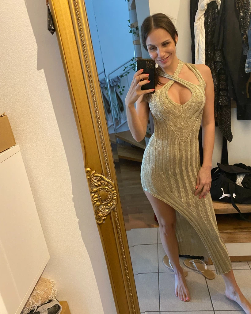 MaryWet:Gefällt dir mein Kleid? 😏 MaryWet:Gefällt dir mein Kleid? 😏