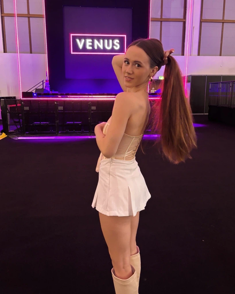 LovinLou:Ab Samstag Nachmittag wieder täglich live💜 LovinLou:Ab Samstag Nachmittag wieder täglich live💜