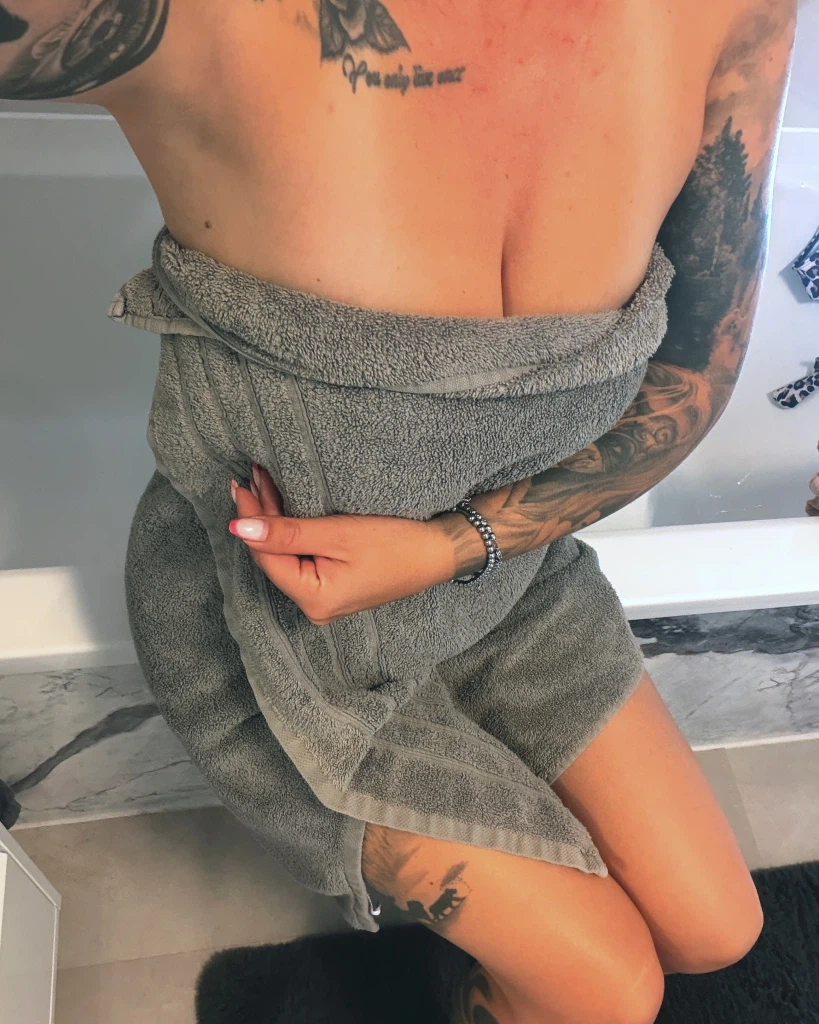NinaDevil:Na würdest du das nächste mal mit unter die Dusche ? NinaDevil:Na würdest du das nächste mal mit unter die Dusche ?