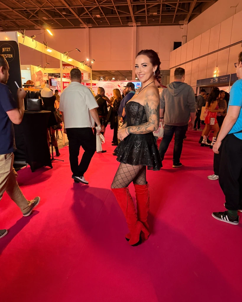 NinaDevil:Wie gefällt dir das Outfit? NinaDevil:Wie gefällt dir das Outfit?