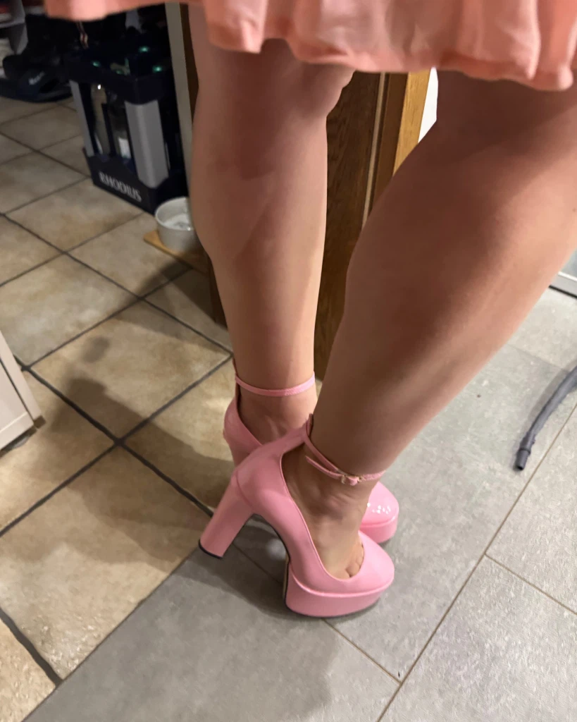 EmmaSecret:Wie gefallen dir meine Schuhe für die Party morgen? 😉 EmmaSecret:Wie gefallen dir meine Schuhe für die Party morgen? 😉