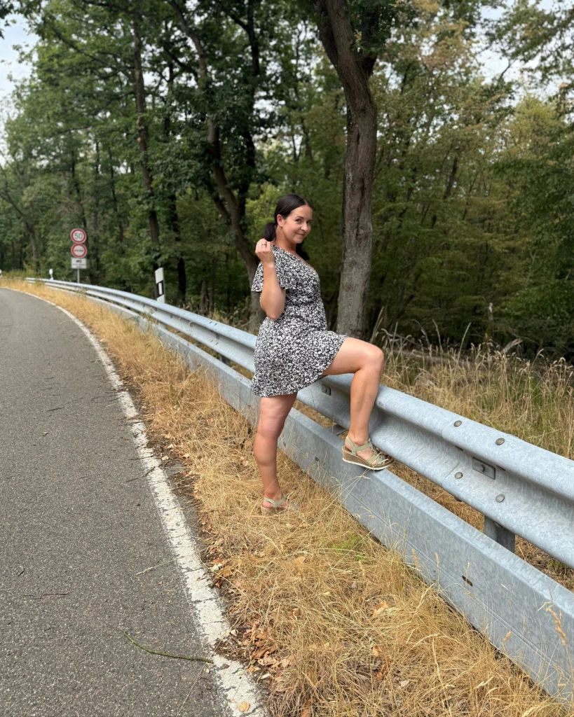 EmmaSecret:Was ist so am Straßenrand mache? Schau dir meinen neuen Film an ;) EmmaSecret:Was ist so am Straßenrand mache? Schau dir meinen neuen Film an ;)