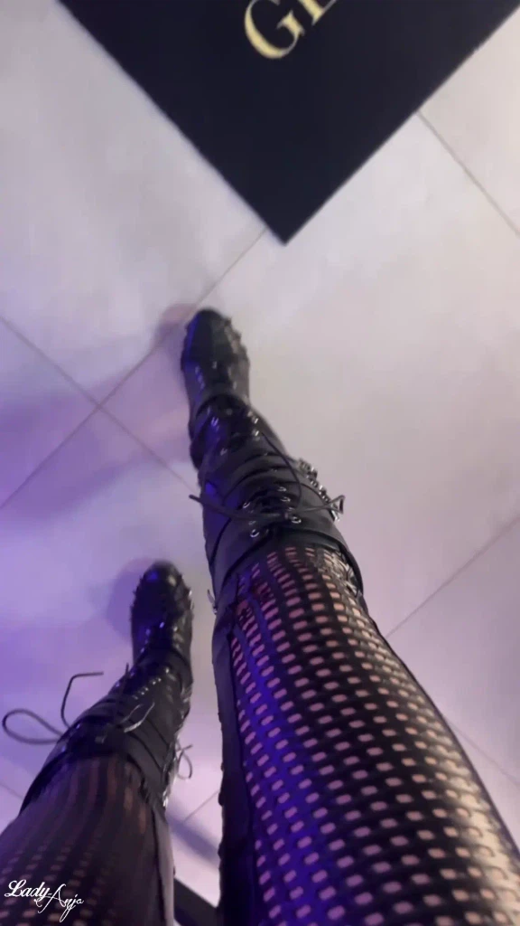 Lady-Anja:Ich bin jetzt online.