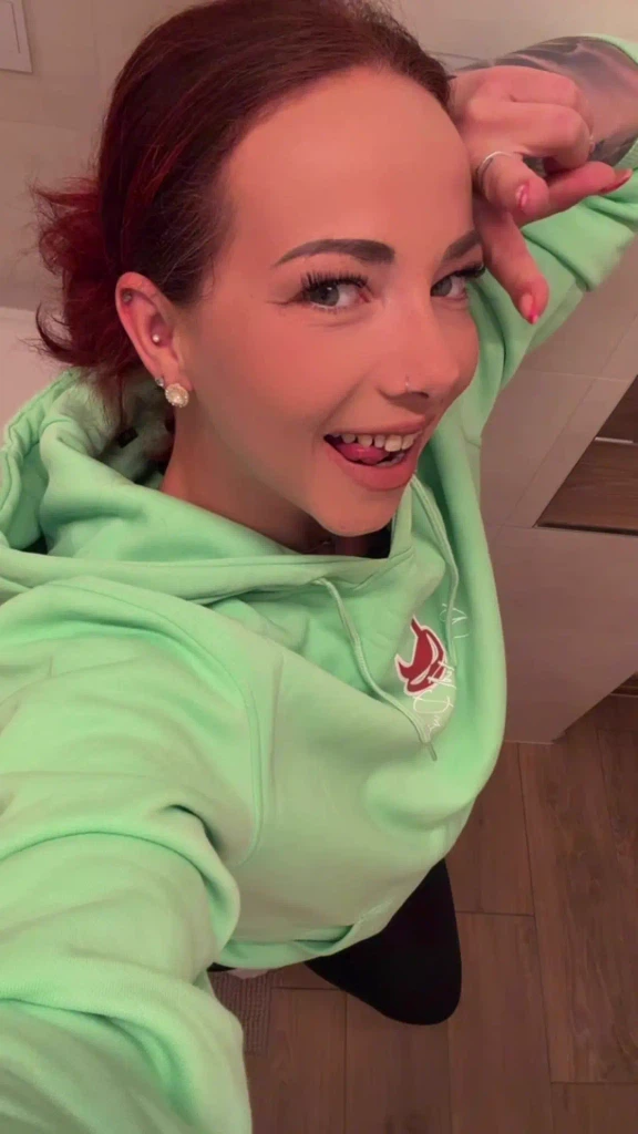 NinaDevil:Check mal ein Posting weiter mein schatz! Dort hast du etwas versautes von der MESSE erhalten :)