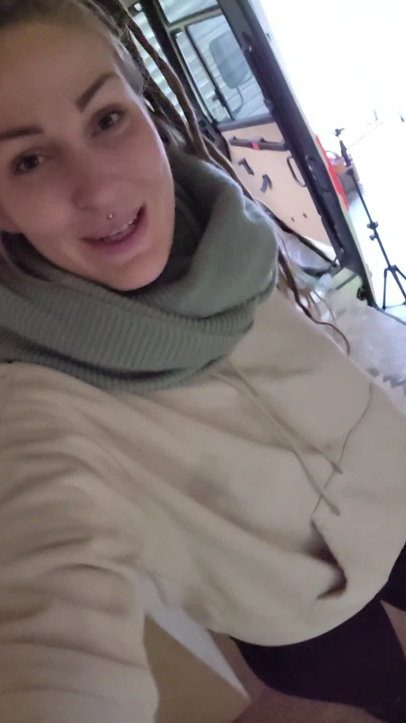 Mira-Grey:Lust auf einen kleinen Einblick? 😈 Ich ziehe den Pulli hoch und lasse dich heiß darauf werden, was unter der Kleidung steckt 😏🔥 Aber glaub mir, das ist erst der Anfang.