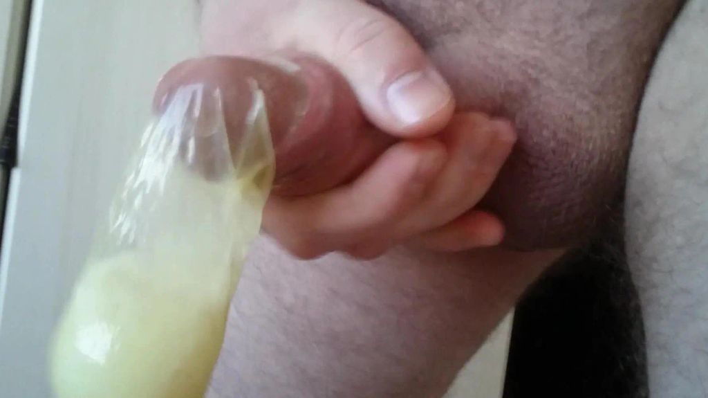 Halb volles Kondom mit Sperma aus Eis