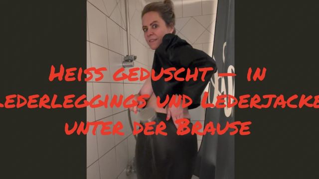 Heiß geduscht — in Lederleggings unter der Dusche🥵