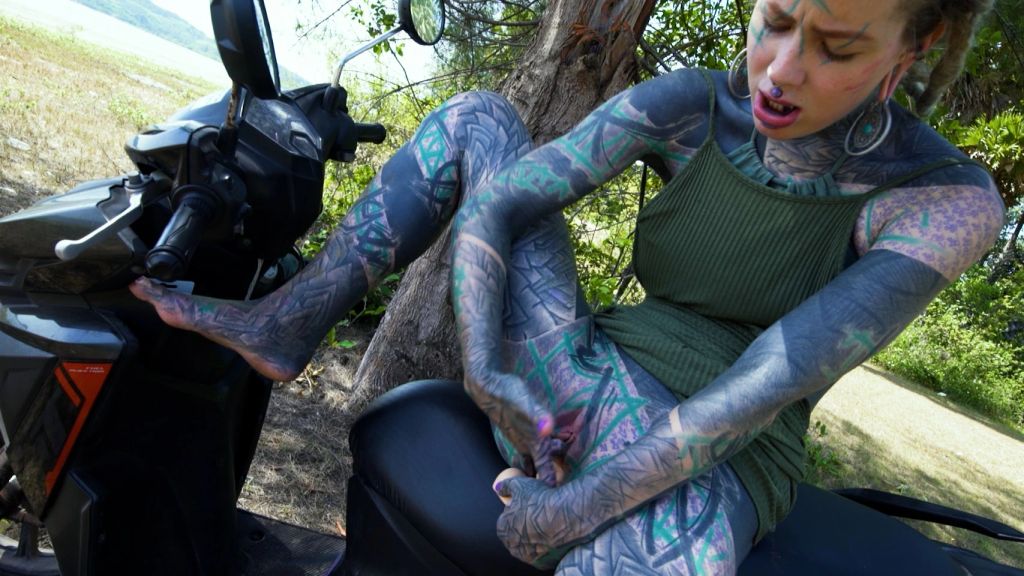 Squirt in Public - ANAL gape und prolaps von Tattoo Girl