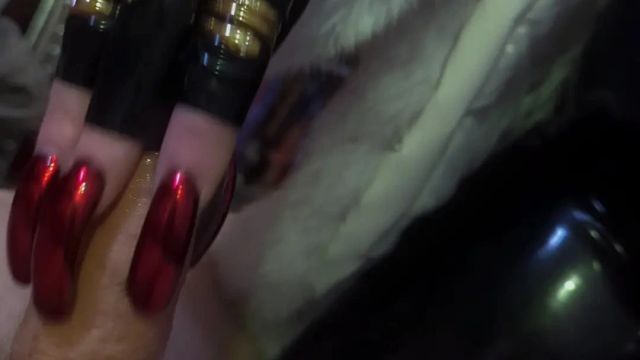 Die ultimative Lady mit den Mega-Krallen: Letzte Leerung Fi