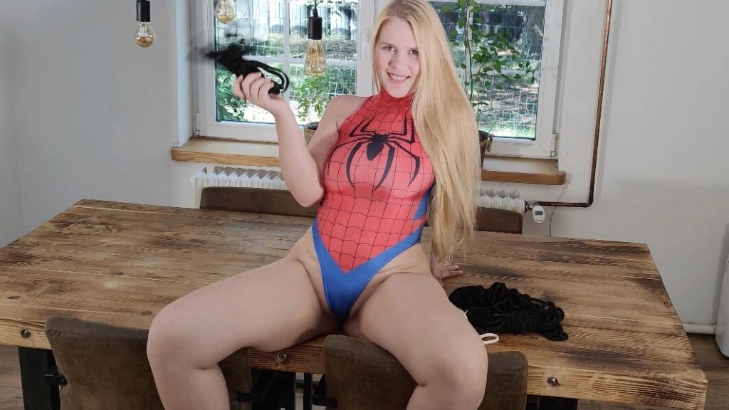 Spider-Maja wird im Netz gefangen und hart gefickt!