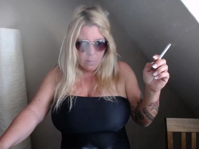 Sexy smoking - rauchen im Badeanzug