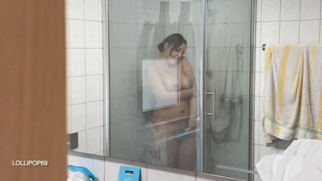 Beim Duschen heimlich beobachtet..!