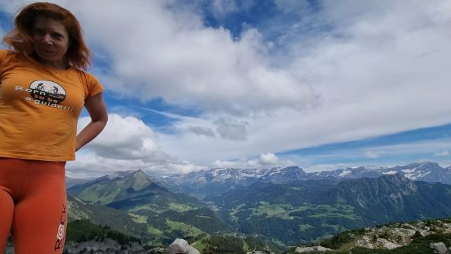 Dringender Pee inmitten der Schweizer Bergen