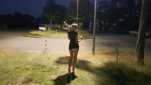 Krasse Aktion !! Geile blonde Schlampe am Strassenrand gefic