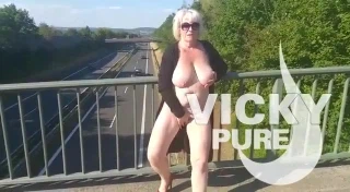 pure-vicky Nackt auf der Autobahnbrücke