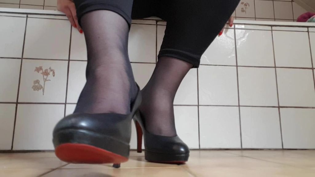Fußerotik mit schwarzen Nylons und Heels