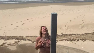 StudiVicky Vicky takes a shower by the sea