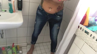 Ts-amal Piss in jeans