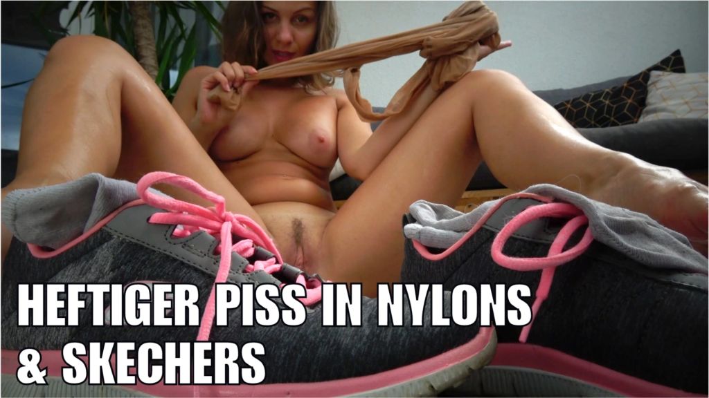 Heftiger Piss in Nylons & Skechers!
