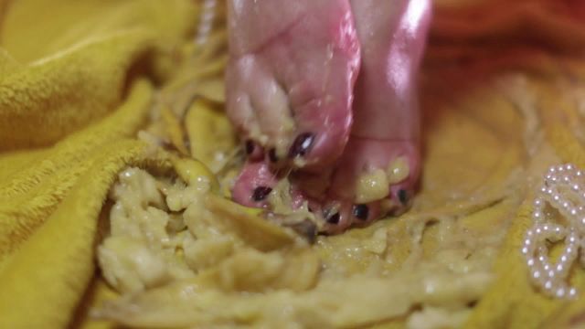 Lutsch meine Bananensplit-Füßchen<3