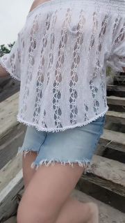 Im Jeansrock mit durchsichtigen weißen Spitzenoberteil