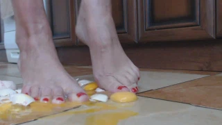 SexyKitty69 Crush eggs & feet and heels