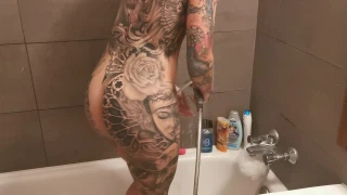 Bella-Rose Seksikäs tatskatyttö tyydyttää itseään suihkussa