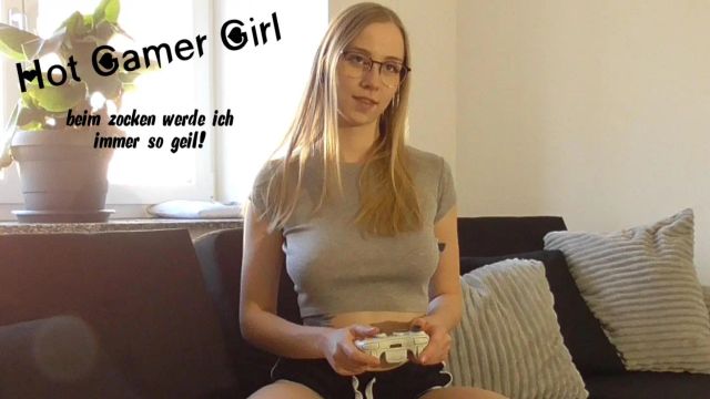 Hot Gamer Girl – beim zocken geil geworden!