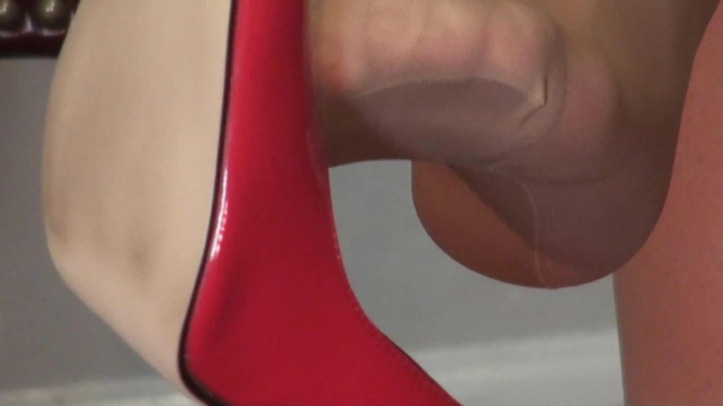 Die sexy roten Stilettos baumeln von den Zehen extrem nah