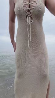 Im langen goldenen Kleid in der Ostsee