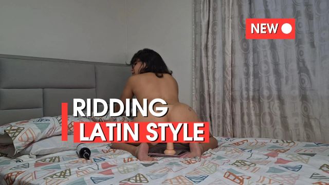 Reiten, wie es nur ein Latina-Girl kann – im umgekehrten Cowgirl-Stil