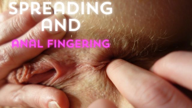 Nahaufnahme von Masturbation mit gespreizten Beinen und Anal-Fingern