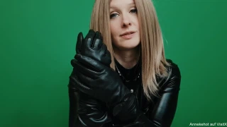 annekehot The leather hand fucks you