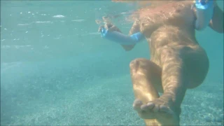 PussyPia Titten und Muschi unter Wasser auf einer Poolnudel