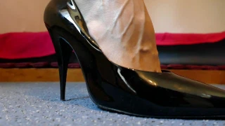 PamelaDeluxe Sexy feet in black laquer pumps