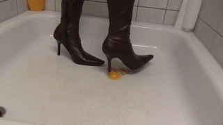 GeileNixe Egg crushing in heels