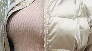 In goldener Jacke und Lederleggings