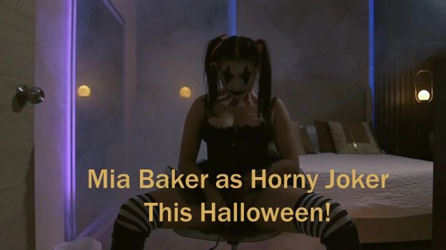 Mia Baker als geiler Joker für Halloween